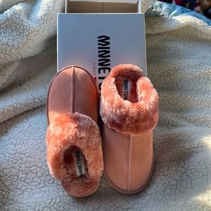 MINNETONKA: BRAND NEW: very comfy fuzzy slippers.
